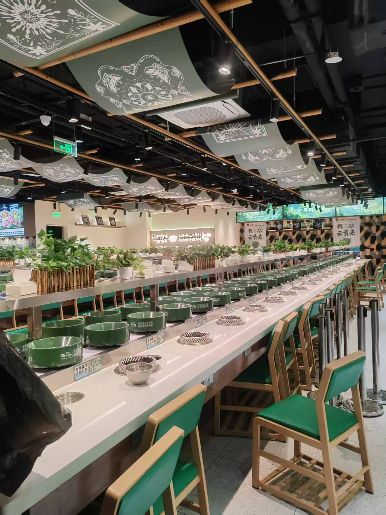 無(wú)煙旋轉(zhuǎn)火鍋設(shè)備